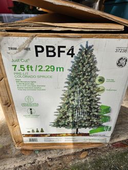 7.5-foot (2.29m) GE Just Cut pre-lit Colorado Spruce artificial Christmas tree featuring 800 clear miniature lights.