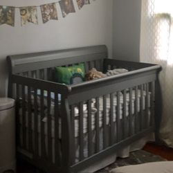 FREE - Baby Crib + toddler bed conversion 