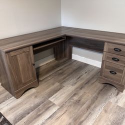 L-shaped desk – perfect for home office or gaming