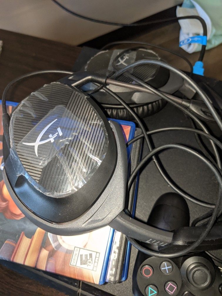 new PlayStation 4 with games, headset and controler Electronics & Media