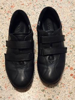 ECCO women ‘s Leather Hook & Loop Casual Sneakers Black Round Toe 8.5