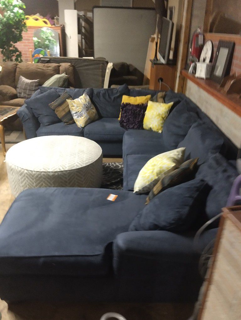  Year Old .Large 3 PC Sectional With Ottmanveth