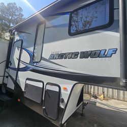 2017 Cherokee Arctic Wolf 285DRLA