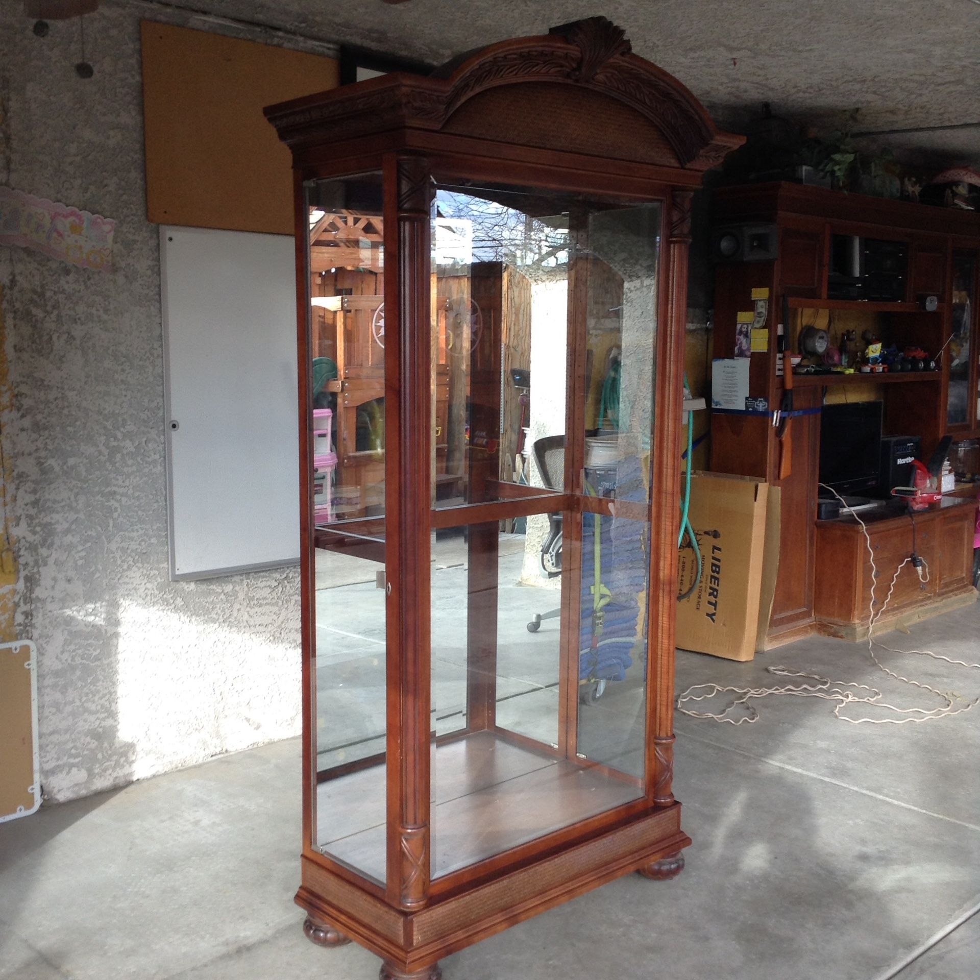 Curio cabinet W/Chelves good condition