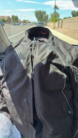 Protective mortorcycle jacket with internal pads