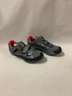 Bontrager Women's EV DLX Shoes Women’s 7.5 Inform footbed Cycling 2 Bolt Clip. color gray. Very good condition. Lake new. #28