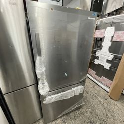 Hisense Bottom Freezer In Stainless Steel New Open Box Coubter Depth 