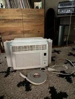 Window AC Unit with remote + holder