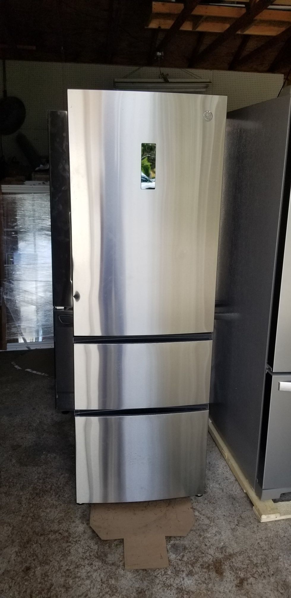 GE 11.9-cu ft Bottom-Freezer Refrigerator (Stainless Steel) ENERGY STAR