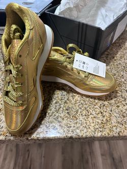 Reebok Unisex-Adult Classic Leather Sneakers for Women - Womens Size.  3.5