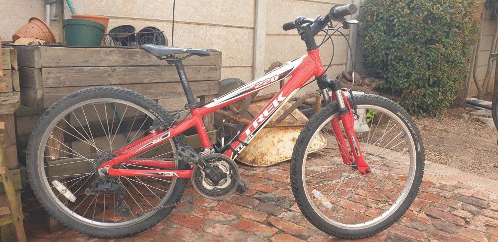 24" Wheel TREK MT220 Kids 3x7 Speed Mountain Bike ~4'9"-5'0