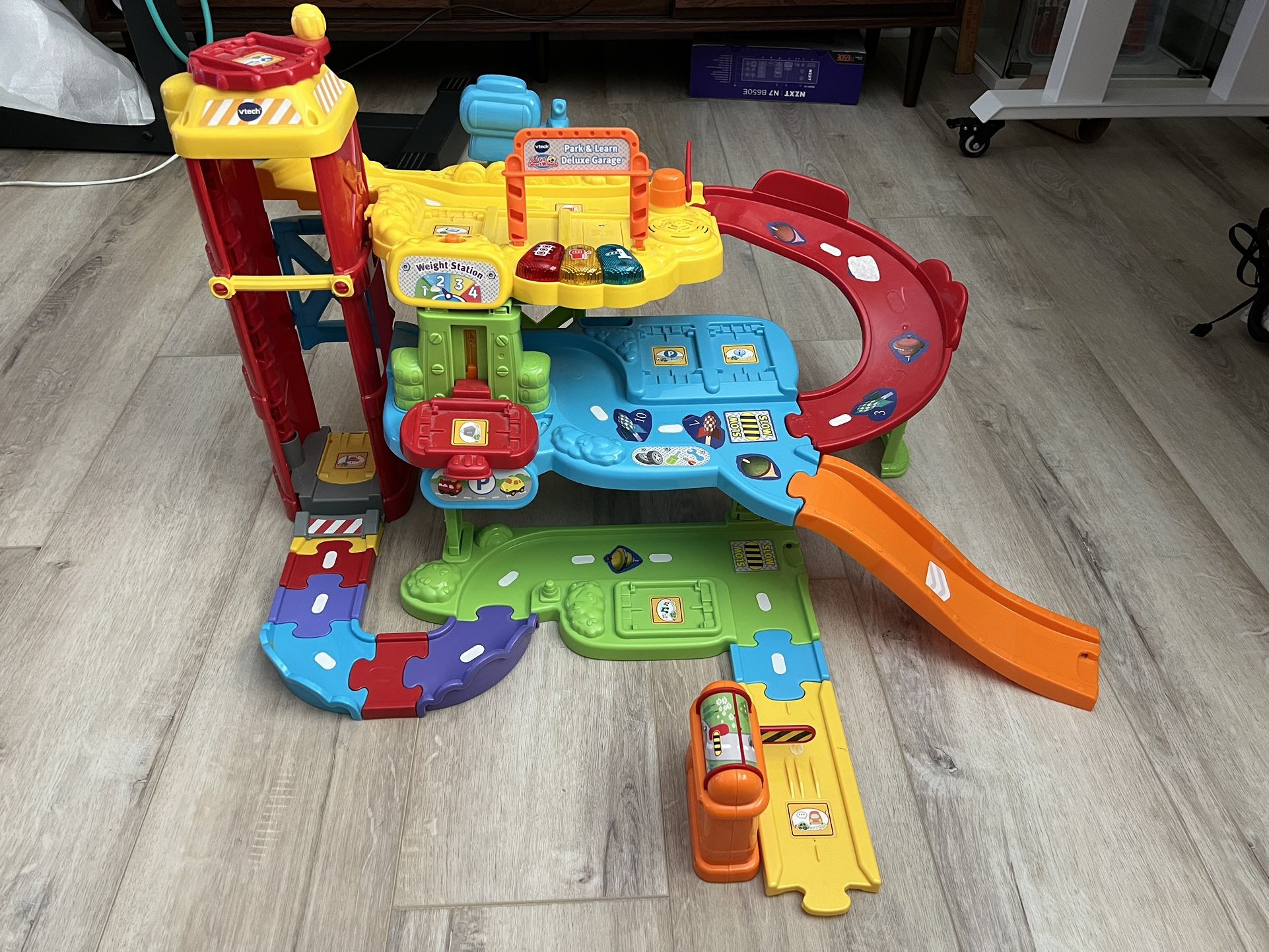 VTech Go! Go! Smart Wheels Park and Learn Deluxe Garage