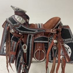 Montura Charra Bordada Con Herrage Y Fuste Plateado 
