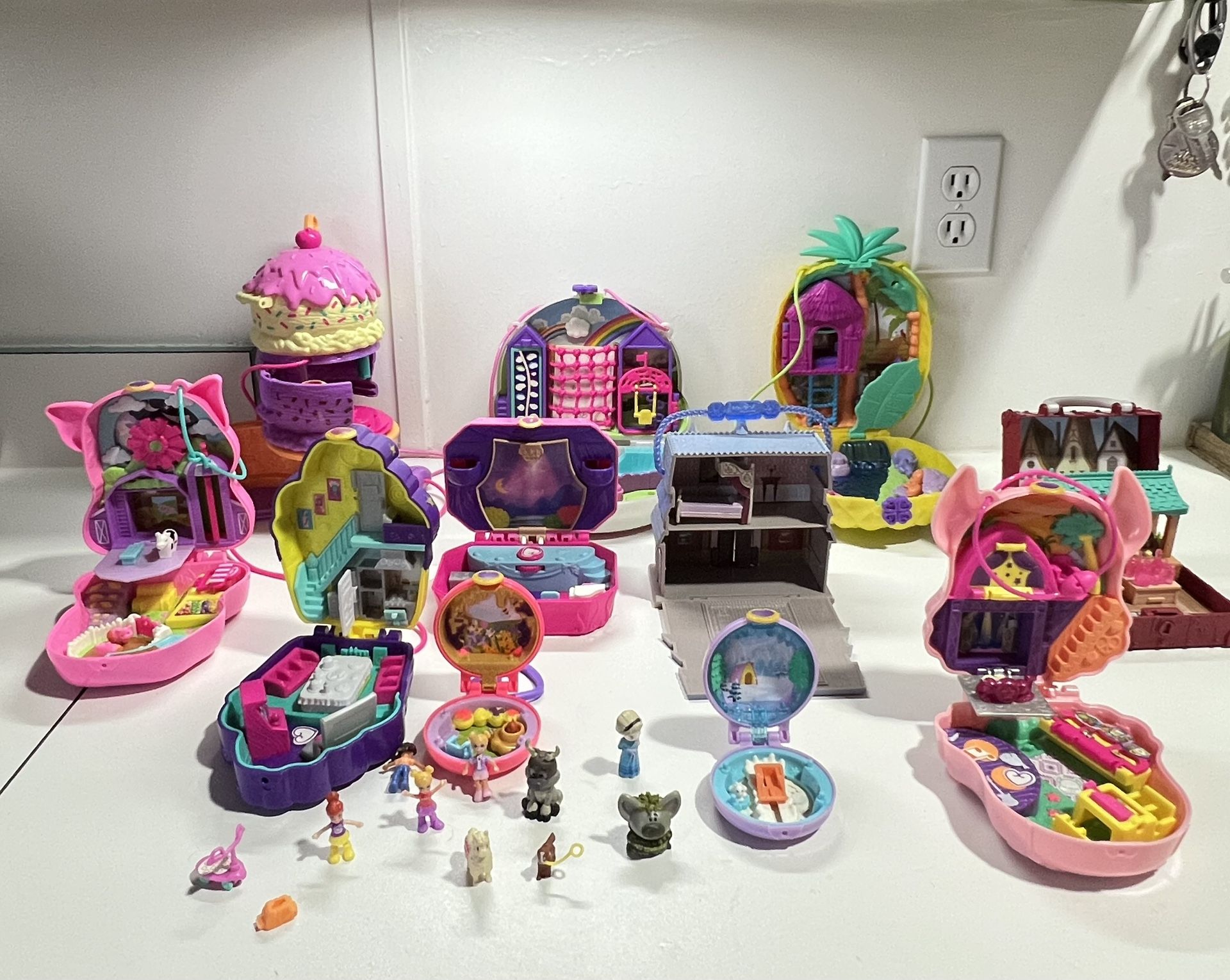 Polly Pocket colector Compact Lot 9 pieces  Disney Animators' Collection Castle Frozen Playset Incomplete 2 pieces  Total  11 pieces 