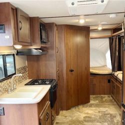 RV Sleeps 8 Jay Feather