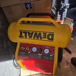 DeWalt 4.5 Gallon Air Compressor 