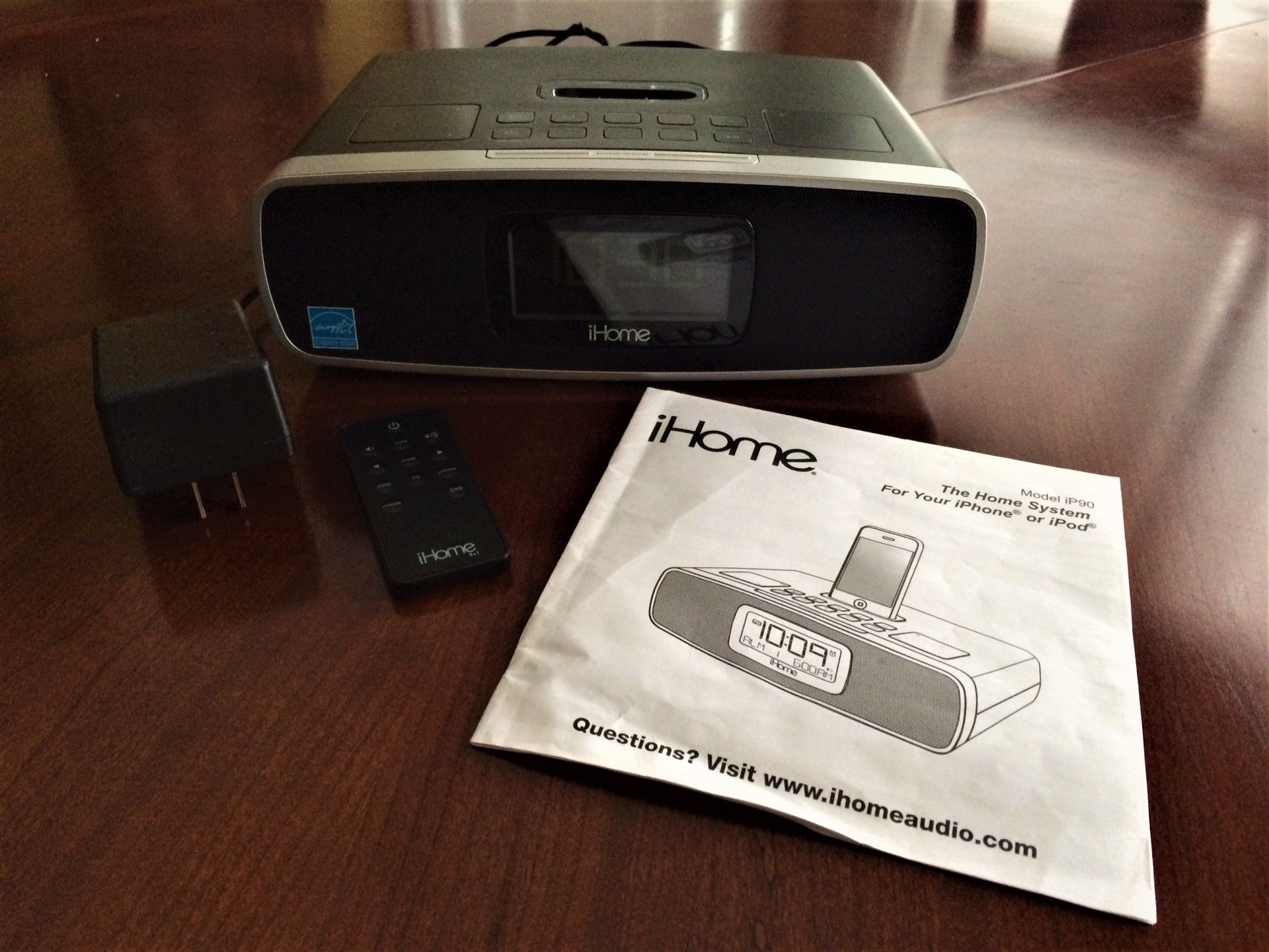 iHome iP90 iPod/iPhone Audio Dock AM/FM Tuner and Digital Clock with Remote