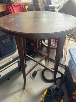 Heigh game table with two chairs