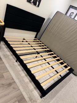 Queen bedframe