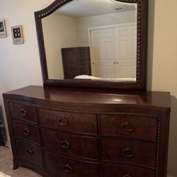 Dresser With Mirror
