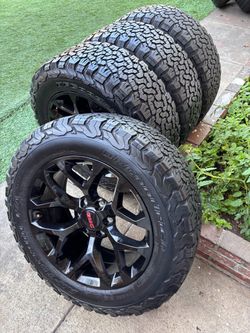 Chevy Silverado new rims 20 and tires all terrain tires 80% tread lite