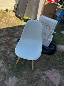 Modern White Accent Chair – Good Condition