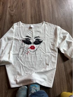 Size large graphic tee with ladies face