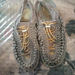 Mens Size 11 Keen All Leather Shoes  Retails For $106 NewGood Condition