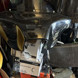 Harley Davidson after market faring with radio and speakers Fits quick connect windshield mounts for Road Kings