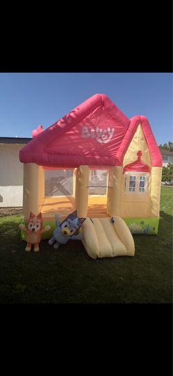 MOVING SALE! Bluey bounce house with blower