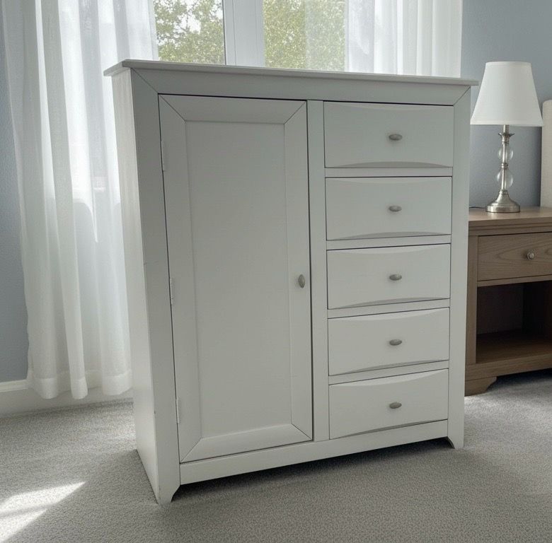 Delivery Available! Modern White Talk Bedroom Storage Dresser Chest Shelf cabinet! Good condition! Missing wooden slat on left side see pics. Doesn’t