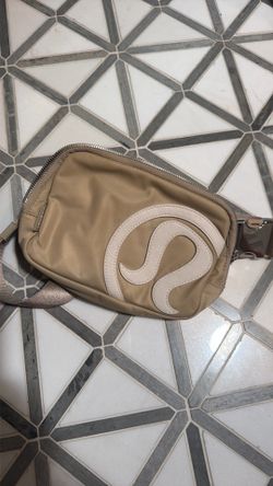 Lululemon belt bag Tan and white