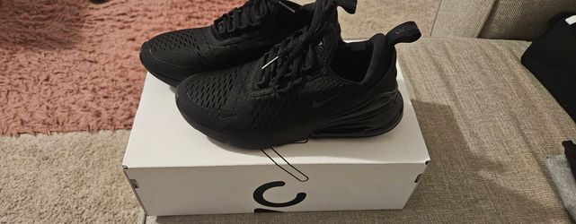 Black nike shoes