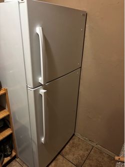 Insignia Top Freezer Refrigerator – Great Condition