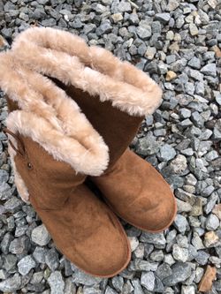 Women warm cozy and comfortable perfect for winter boots 🥾 size 7.5 women and youth