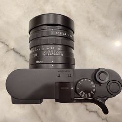Leica Q2 Monochrom in Excellent Condition - Complete Kit