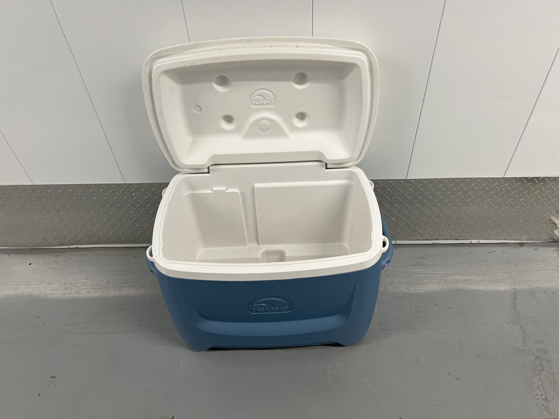 Igloo 60 Quart Roller Cooler With Retractable Handle And Wheels