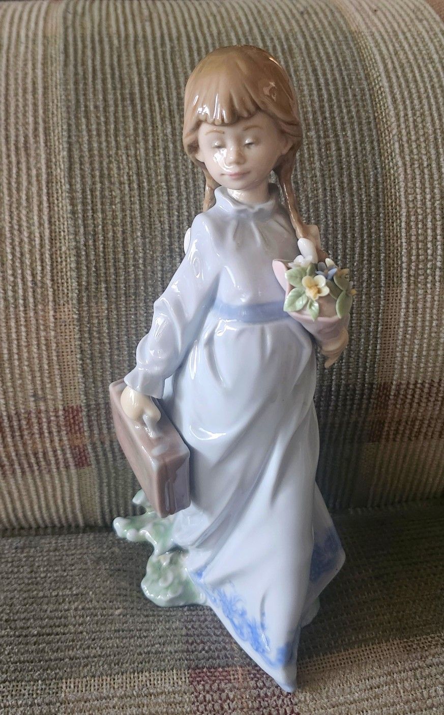Lladro #7604 "School Days" Girl W/Flowers & Briefcase Porcelain Figurine 8"