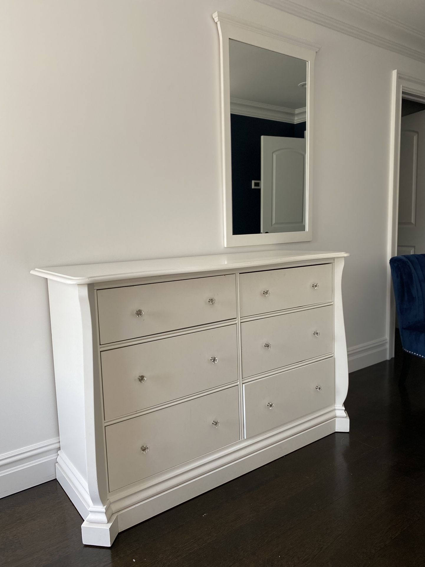 Dresser/mirror/nightstand 