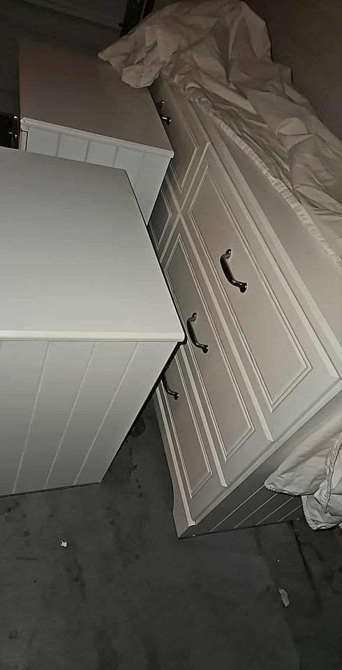 dresser w/ mirror and 2 nightstands