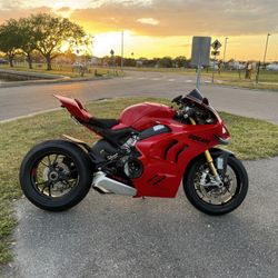 2024 Ducati Panigale V4S