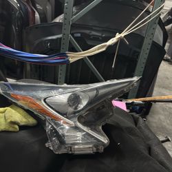 2016 2018 Toyota Prius right Headlight,