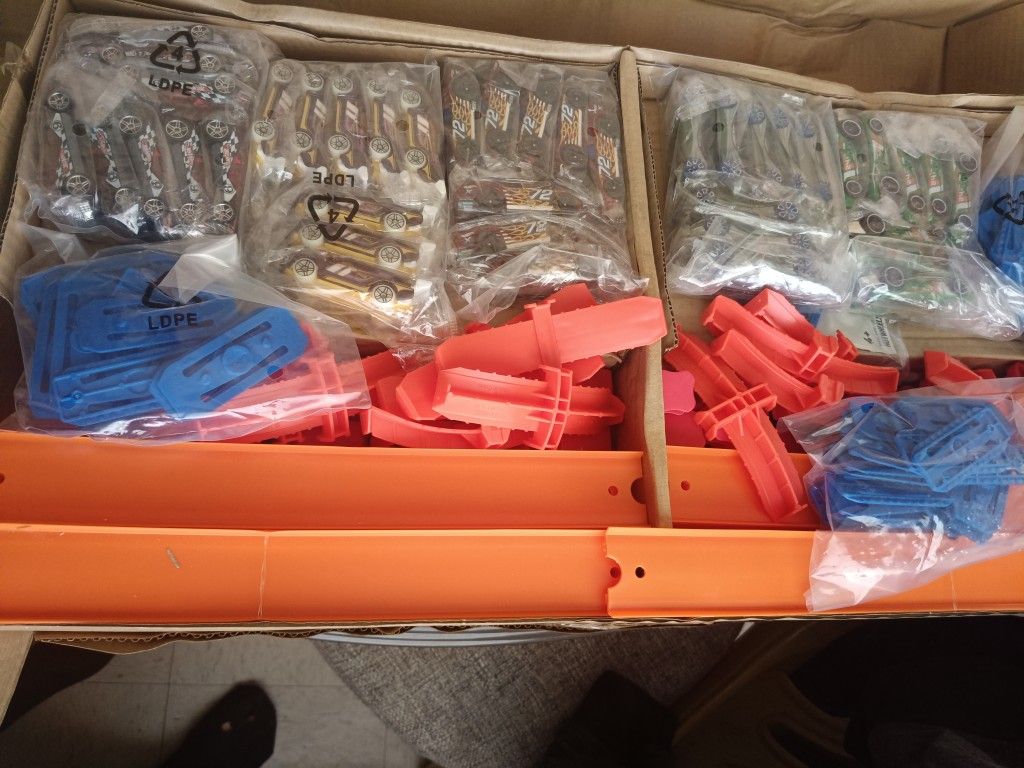 Hotwheels Classroom Kit 40 Cars W/Tracks