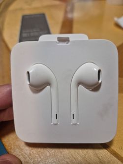 Brand New! Pair of White Wired Apple EarPods w/ Lightning Connector!