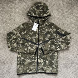 NEW Nike Tech Fleece Hoodie (Small)