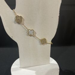 VC Clover Bracelet Gold And White 