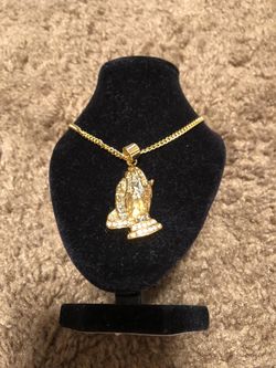 18 kt gold plated praying hands pendant necklace