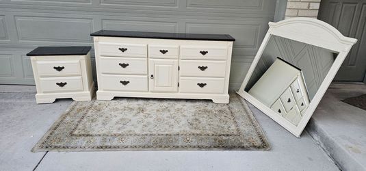 Beautiful Wooden Dresser Set