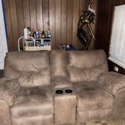 Duel Recliner w/center storage , cup holder