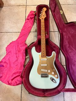Squier Anniversary Stratocaster (Mint) w/ Gator Hardshell Case